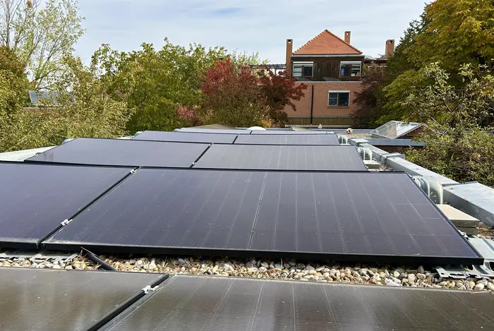 PV am Bürodach mit herbstlich gefärbten Bäumen im Hintergrund