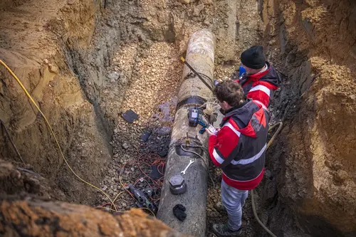 Zwei Mitarbeiter die an der Gasleitung arbeiten