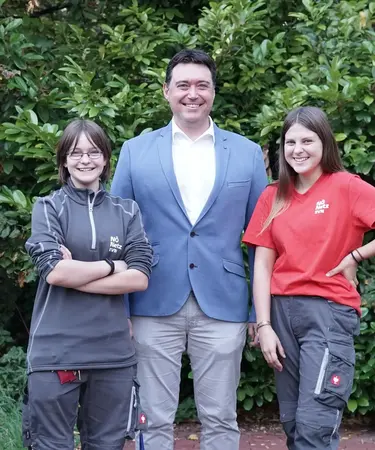 Lehrlinge Anna Schrammel (li.) und Janine Ringel (re.) mit Service Center Leiter Michael Graf