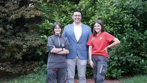 Lehrlinge Anna Schrammel (li.) und Janine Ringel (re.) mit Service Center Leiter Michael Graf