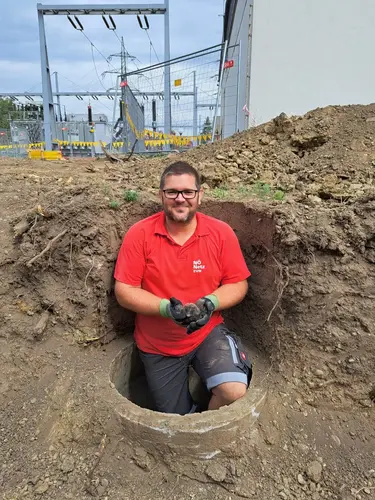 Netz NÖ Techniker Christian Ludwig mit Zaungast