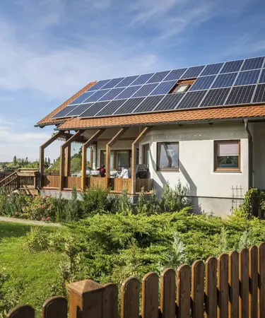 Ein Haus mit Photovoltaik-Anlage (Symbolfoto)