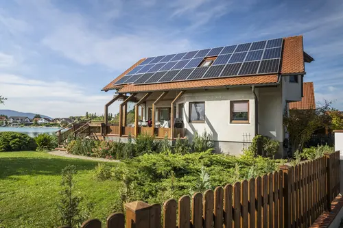 Ein Haus mit Photovoltaik-Anlage (Symbolfoto)