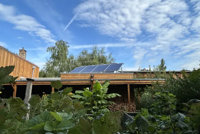 PV-Anlage auf Flachdach eines Holzhauses