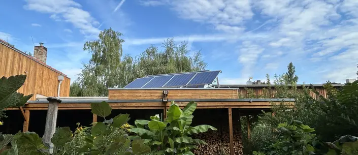 PV-Anlage auf Flachdach eines Holzhauses