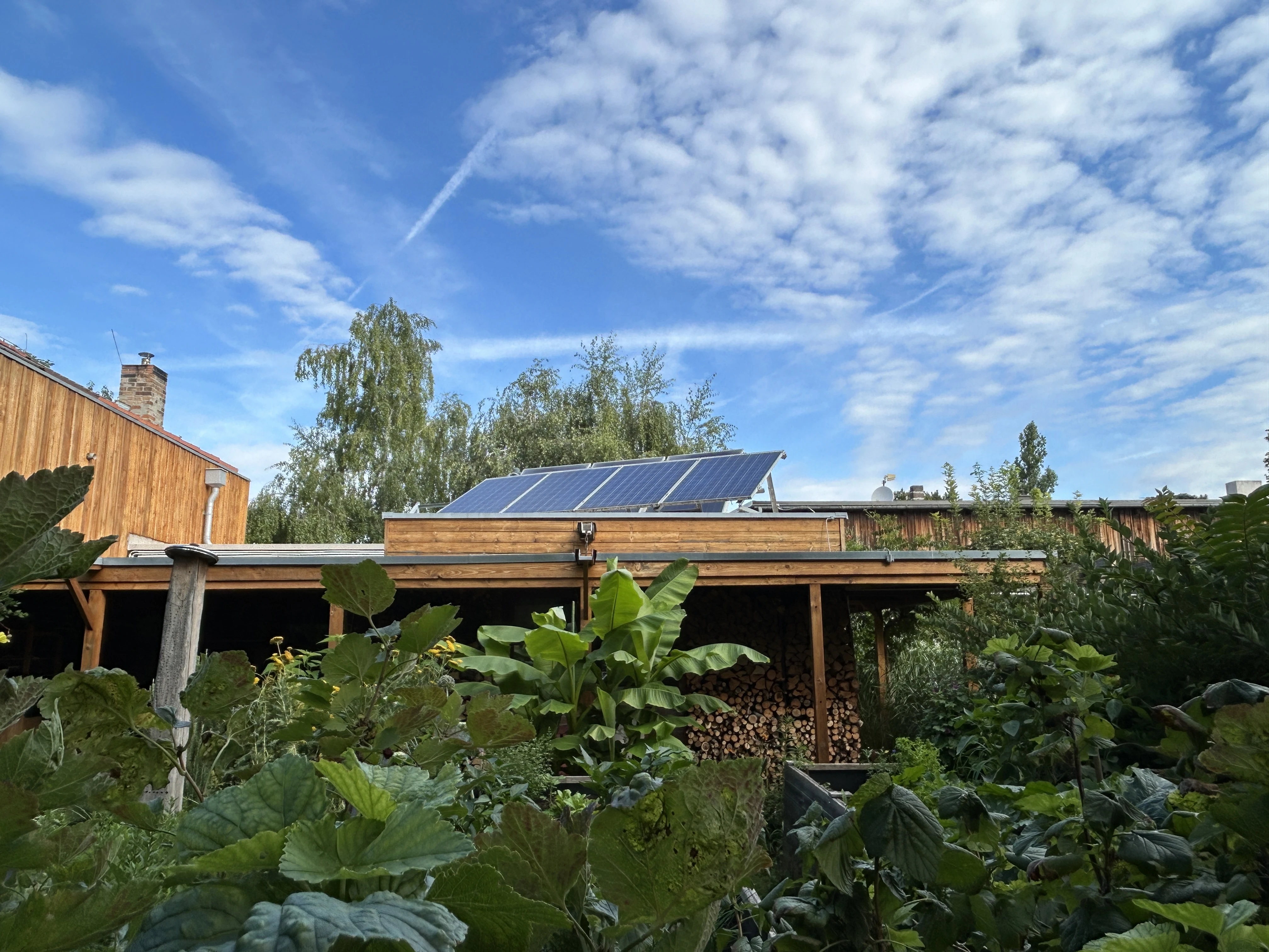 PV-Anlage auf Flachdach eines Holzhauses