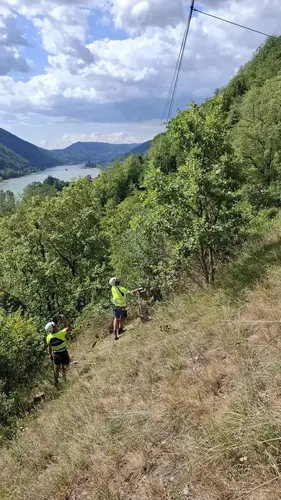 Bodenteam beim Aufstellen des Mastens.