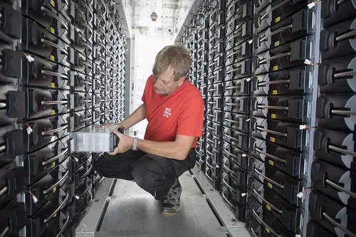 Die Netz NÖ Mitarbeiter kontrollieren den Großbatteriespeicher regelmäßig