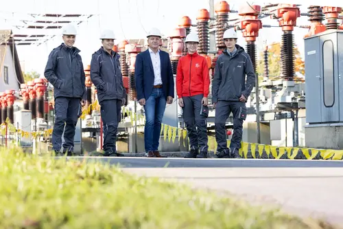 Lehrlingsbetreuer und Leiter des Service Centers Waidhofen an der Thaya mit den Lehrlingen der Elektrotechnik: Paul Schmid, Kevin Flicker, Walter Trachsler, Johanna Sainitzer, Lukas Hennebichler