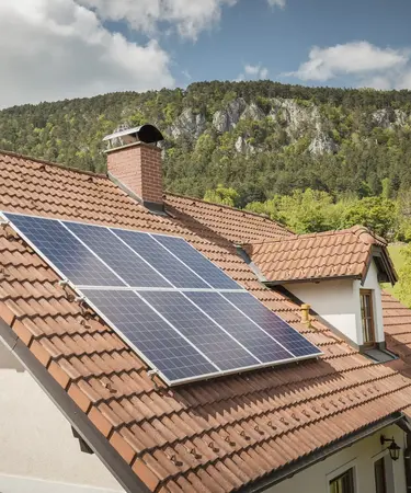Eine Photovoltaik-Anlage auf einem Hausdach (Symbolfoto)