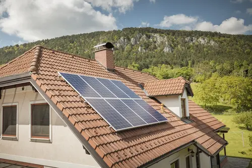 Eine Photovoltaik-Anlage auf einem Hausdach (Symbolfoto)