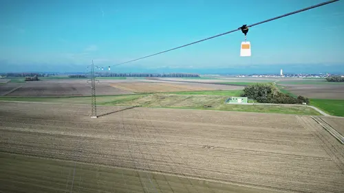 Vogelschutzfahne an der Freileitung.