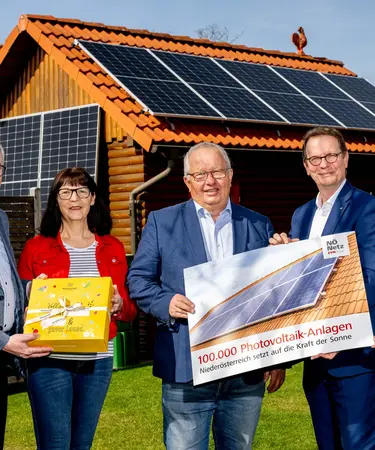  v.l.n.r.: LH-Stv. Stephan Pernkopf, Frau Gabriele Eismayer, Herr Leopold Eismayer, EVN Vorstandssprecher Stephan Szyszkowitz, EVN Vorstandsdirektor Stefan Stallinger