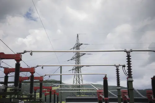 Umspannwerk in Traisen mit Hochspannungsmast im Hintergrund.