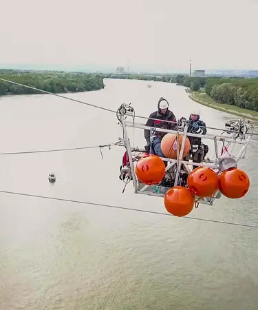 In luftigen Höhen über der Donau werden die Vogelschutzmarkierung angebracht