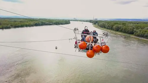 In luftigen Höhen über der Donau werden die Vogelschutzmarkierung angebracht