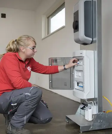 Aktivierung der intelligenten Ladesäule und der Joulie Box durch Netz NÖ Mitarbeiterin Elisabeth Mailer