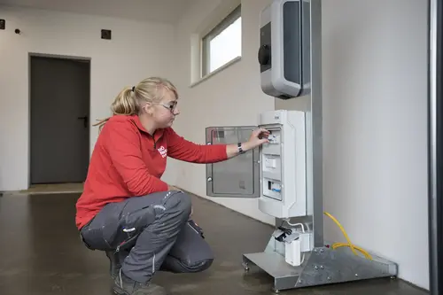 Aktivierung der intelligenten Ladesäule und der Joulie Box durch Netz NÖ Mitarbeiterin Elisabeth Mailer