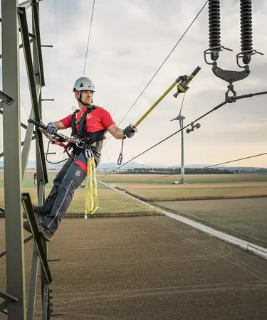 Mitarbeiter auf einem Mast
