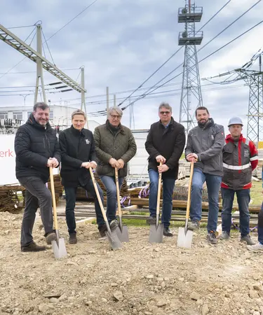 Landtagsabgeordneter Edlinger, Service Center-Leiter Köck, Bauleiter Wagenhofer, Bürgermeister Löffler, Projektleiter Zierler, Zwölfer von Netz NÖ (Hochspannung) und Allmer von der Firma Jägerbau