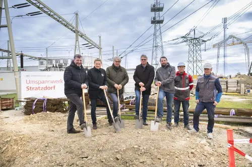 Landtagsabgeordneter Edlinger, Service Center-Leiter Köck, Bauleiter Wagenhofer, Bürgermeister Löffler, Projektleiter Zierler, Zwölfer von Netz NÖ (Hochspannung) und Allmer von der Firma Jägerbau