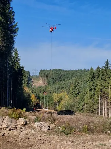 Die 110-kV-Freileitung zwischen den Umspannwerken Groß Gerungs und Gmünd ersetzt die 1958 errichtete 110-kV-Einfachleitung
