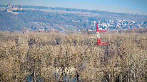 Hochspannungsleitung mit Burg Kreuzenstein im Hintergrund