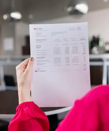 Blick über die Schulter eine Frau auf Netz NÖ Rechnung.