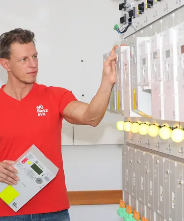 Netz NÖ Mitarbeiter vor Smart Meter Schrank - Banner