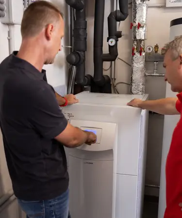 Kunde und Netz NÖ Mitarbeiter an einer Gastherme.