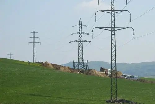 Die alten Masten aus 1924 hatten das Ende ihrer Lebensdauer erreicht und wurden abgetragen