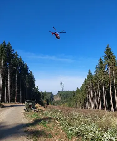 Nahe Rosenau Schloß ist die Errichtung eines Weges zum Maststützpunkt nicht möglich, sodass beim Mast-Aufbau ein Heli zum Einsatz kommen muss.