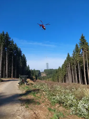 Nahe Rosenau Schloß ist die Errichtung eines Weges zum Maststützpunkt nicht möglich, sodass beim Mast-Aufbau ein Heli zum Einsatz kommen muss.