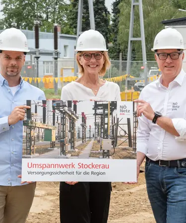 von links: Netz NÖ Projektleiter David Decker, Bürgermeisterin Stockerau Andrea Völkl, Leiter Netz NÖ Service Center Stockerau Thomas Krupicka