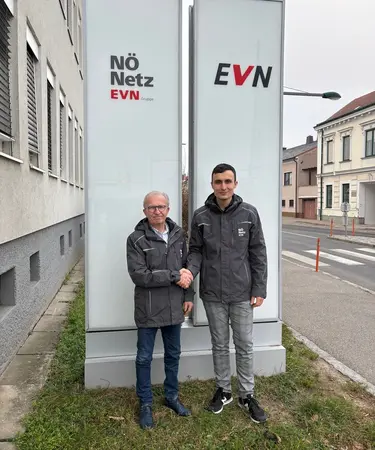 Der langjährige Bezirksleiter Herbert Steinhauser übergibt seinem Nachfolger Thomas Haunold die Leitung der Netz Niederösterreich Hollabrunn