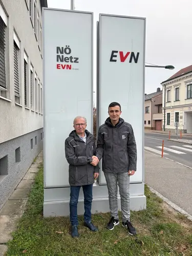 Der langjährige Bezirksleiter Herbert Steinhauser übergibt seinem Nachfolger Thomas Haunold die Leitung der Netz Niederösterreich Hollabrunn
