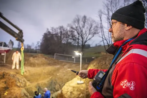 Ein Mitarbeiter bei der Arbeit auf der Baustelle