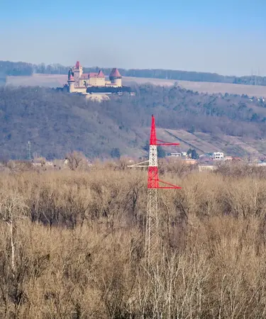 Hochspannungsleitung mit Burg Kreuzenstein im Hintergrund