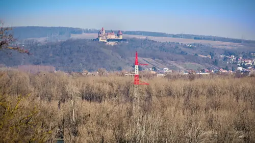 Hochspannungsleitung mit Burg Kreuzenstein im Hintergrund