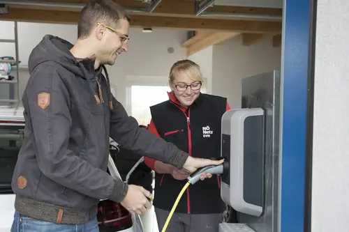 Kunde Gerald Höllrigl und Netz NÖ Mitarbeiterin Elisabeth Mailer beim Test der intelligenten Ladesäule