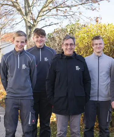 Lehrlinge (von links) Enrico Kitzler, Lukas Holzer, Philipp Jäger, Service Center Leiter Josef Brückelmayer, Oliver Danek und Gabriel Loicht. 