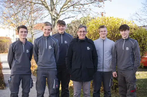 Lehrlinge (von links) Enrico Kitzler, Lukas Holzer, Philipp Jäger, Service Center Leiter Josef Brückelmayer, Oliver Danek und Gabriel Loicht. 