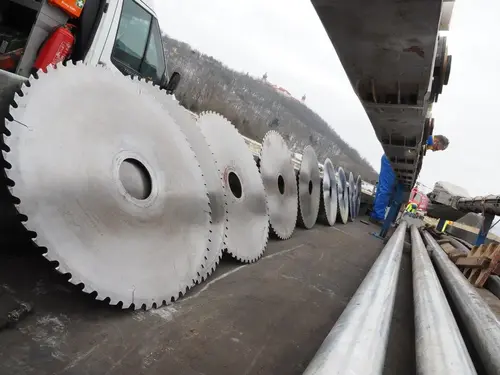 Das Sägesystem und Motor sind bis zu 60 Meter lang