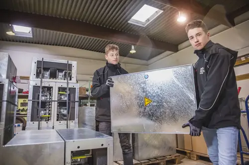 Die beiden Lehrlinge bei der Arbeit