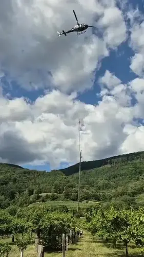 Helikopter landet Holzmasten am Standort.