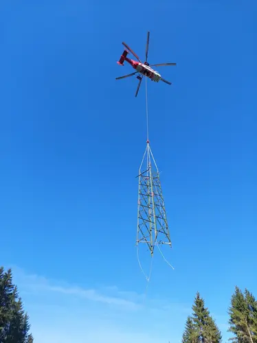 "Aufgrund des großen Gewichts der einzelnen Mastteile brauchen wir hier einen Spezialhubschrauber mit entsprechender Nutzlast“, berichtet Netz NÖ Sprecher Stefan Zach.