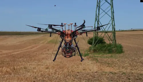 Die Sensoren werden mittels Drohne an der Leitung montiert
