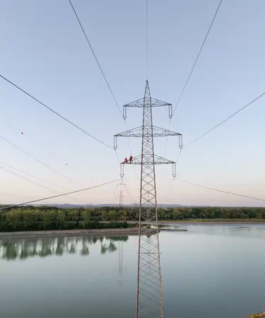 Freileitung über Donau mit 2 Mitarbeitern auf dem Leitungsmast.