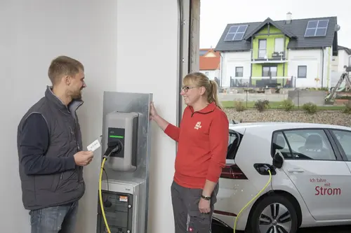 Kunde Andreas Zlabinger und Netz NÖ Mitarbeiterin Elisabeth Mailer beim Test der intelligenten Ladesäule
