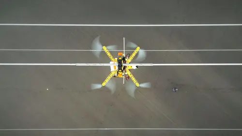 Drohne montiert die Fahne mit einem genauen Verschlussvorgang.